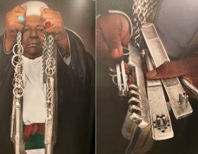 مفاتيح الحجرة النبوية التي دفن فيها الرسول محمد بحوزة شيخ الأغوات الحالي نوري محمد أحمد علي (المصور عادل القريشي)