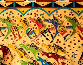 هذه اللوحة من جلد الغزلان لخيول منمنمة رسمها فنان من سكان لاكوتا (سيوكس) من ساوث داكوتا. (© Danita Delimont/Alamy) الصورة نقلا عن شير أمريكا 