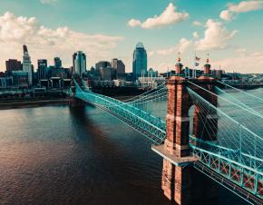 Cityscape of Cincinnati's Roebling bridge ، معلومات عن أوهايو ، صورة لـ Matt Koffel نقلا عن unsplash