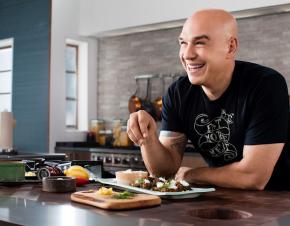 الشخصية التلفزيونية والطاهي الذي يملك مجموعة من المطاعم مايكل سيمون (Michael Symon) الصورة نقلا عن موقعه
