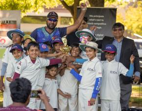 فريق من الفتيان يحتفل في حفل توزيع جوائز مهرجان كاليفورنيا للكريكيت في حزيران/يونيو. (Courtesy of California Cricket Academy) نقلا عن شير أمريكا 