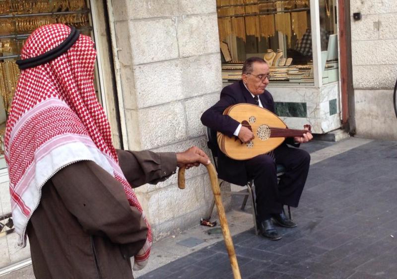 من مشاهد الحياة في وسط مدينة عمان