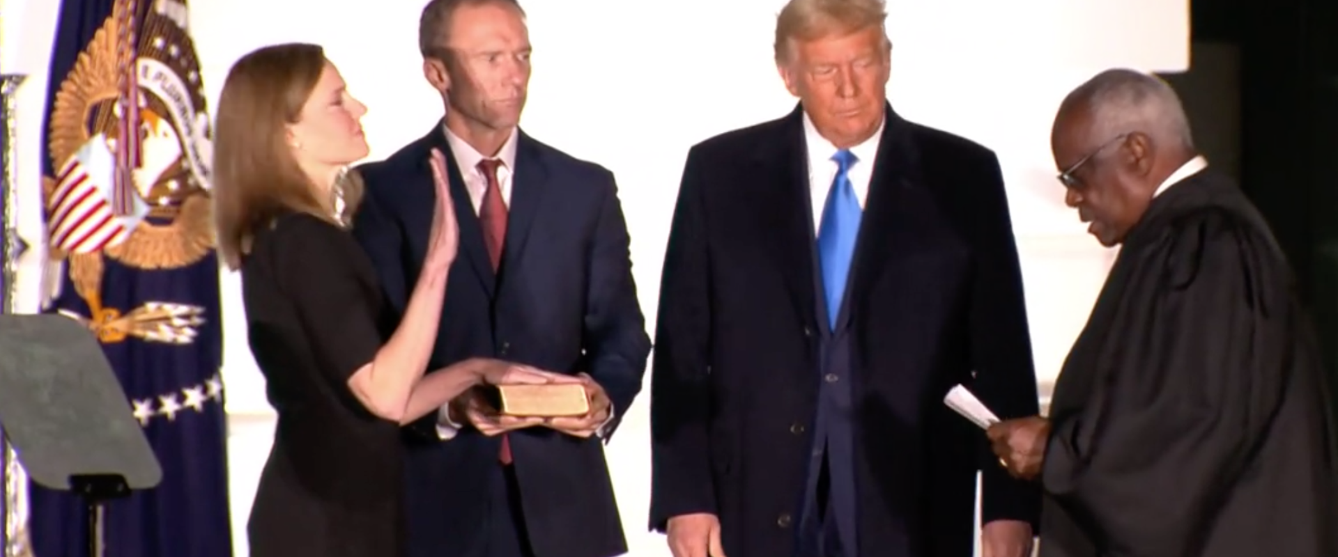 قاضية المحكمة العليا باريت  أثناء أداء اليمين