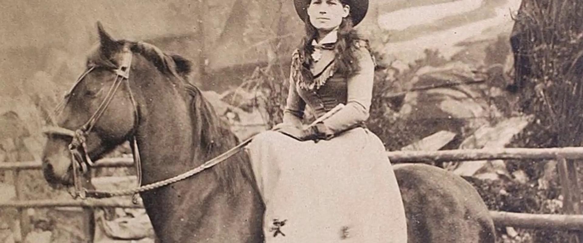 آني أوكلي ، مصدر الصورة YouTube