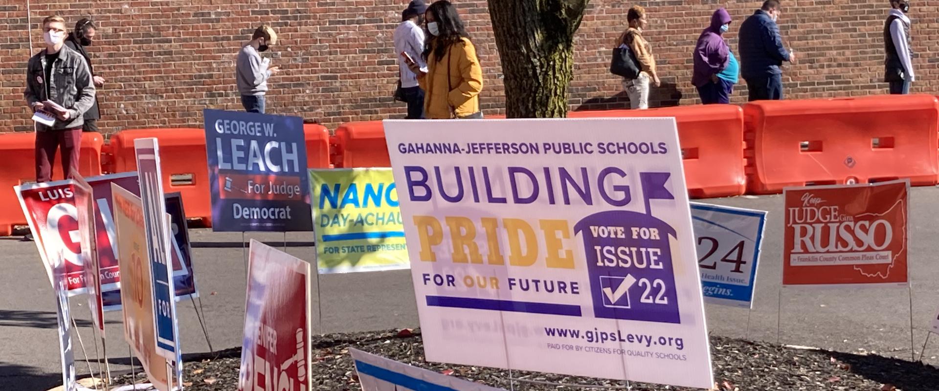 من أحد مراكز الاقتراع المبكر في أوهايو