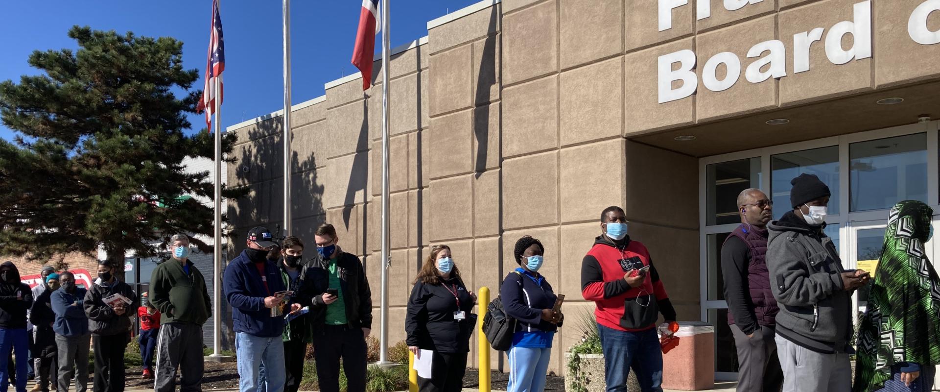 من أحد مراكز الاقتراع المبكر في أوهايو