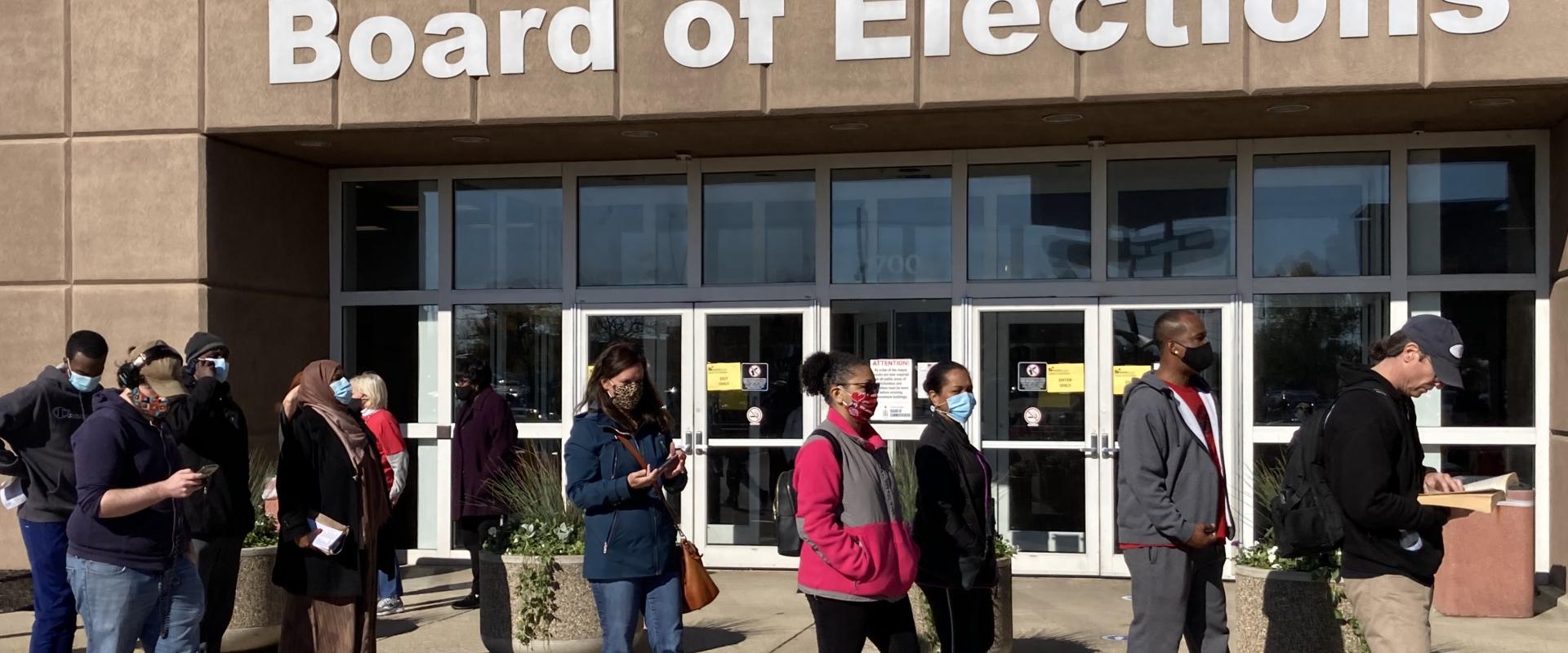 من أحد مراكز الاقتراع المبكر في أوهايو