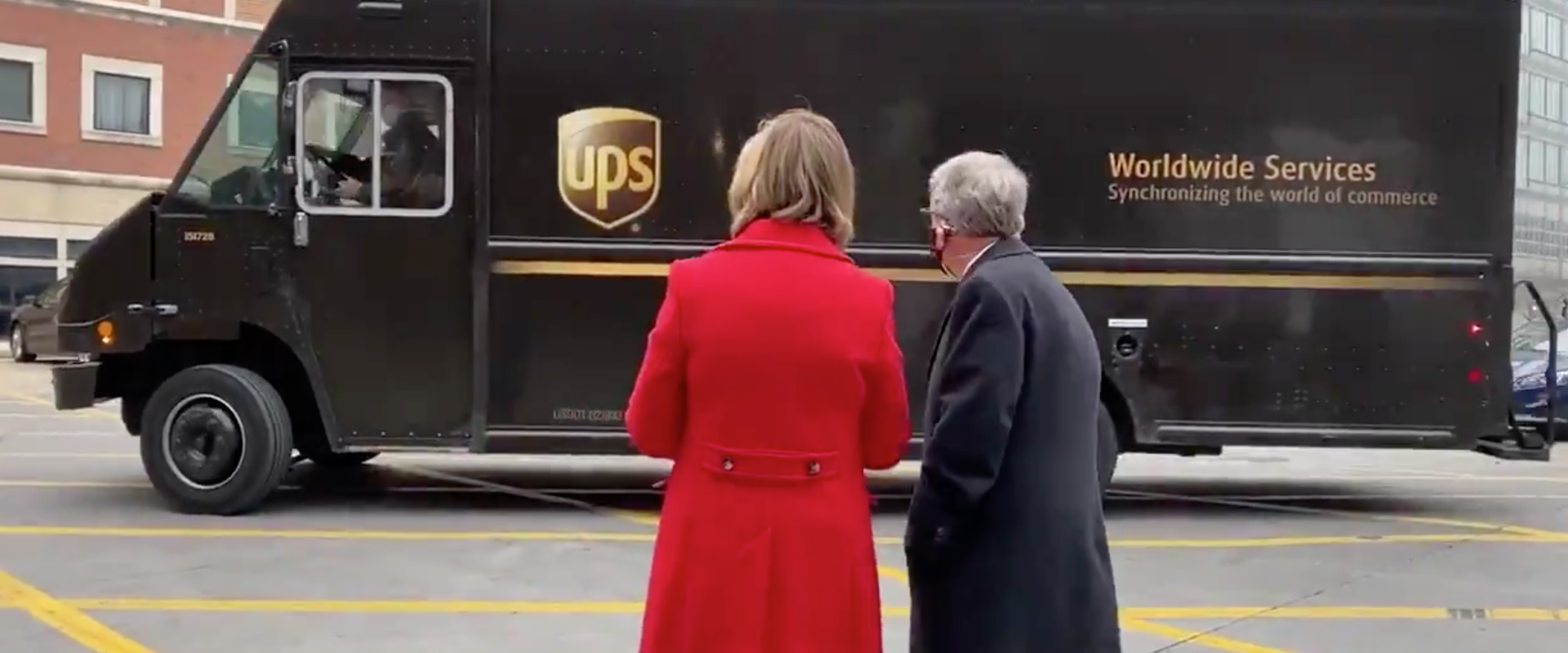 لحظة وصول الشحنة  الأولى من لقاح شركة فايزر إلى أوهايو