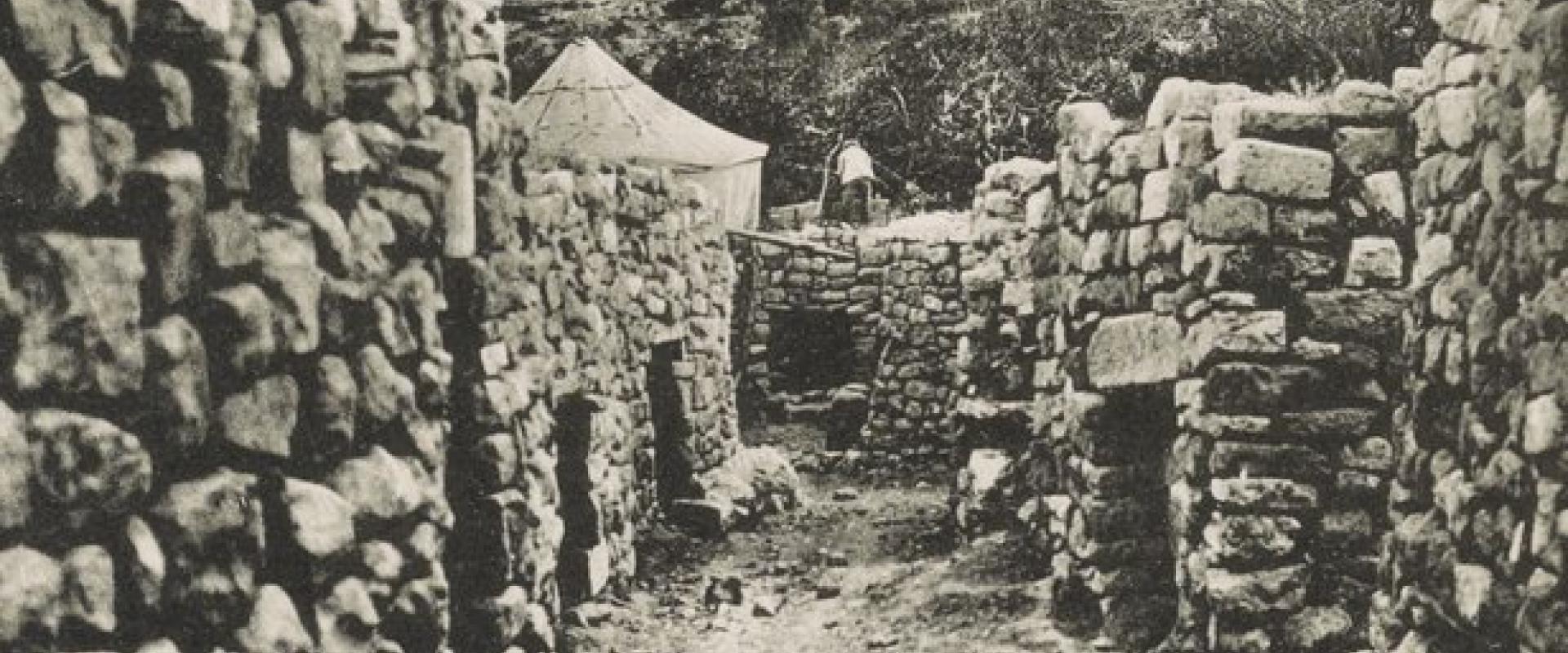 هذه الصورة مأخوذة من بيلدر أوس بالاستينا، نورد-أرابين أوند ديم سيناي (صور من فلسطين وشمال الجزيرة العربية وسيناء)،، الصورة نقلا عن المكتبة الرقمية العالمية