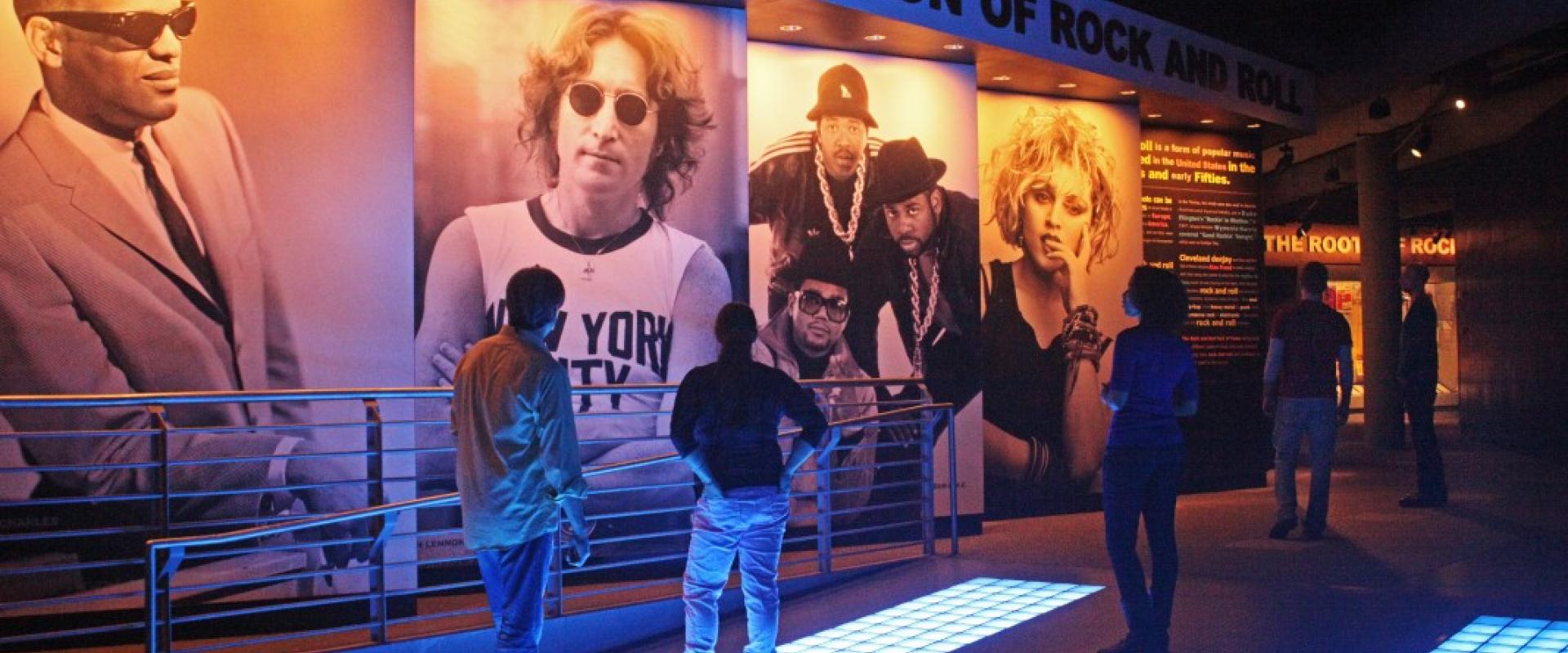 قاعة ومتحف مشاهير الروك أند رول في كليفلاند تعرض أعمال هؤلاء الموسيقيين المشاهير ابتداءً من راي تشارلز وجون لينون مرورًا بفرقة ران دي إم سي وصولاً إلى مادونا (Courtesy photo)
