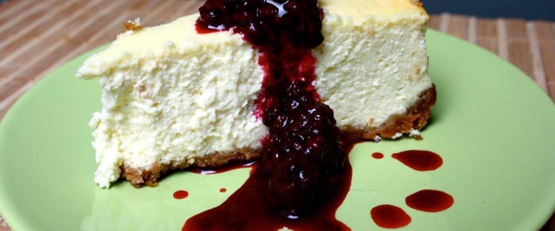 تشيز كايك بالطريقة النيويوركية، تقدم مع حبات التوت الأسود على سطحها (sabotrax/Creative Commons)