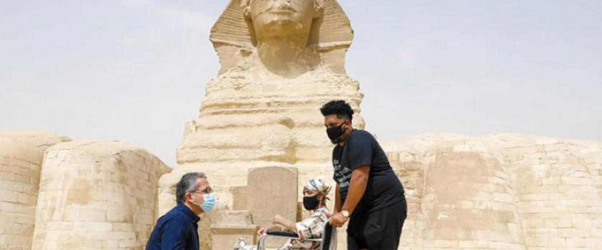 غلوريا خلال زيارتها لمنطقة الأهرامات بالجيزة