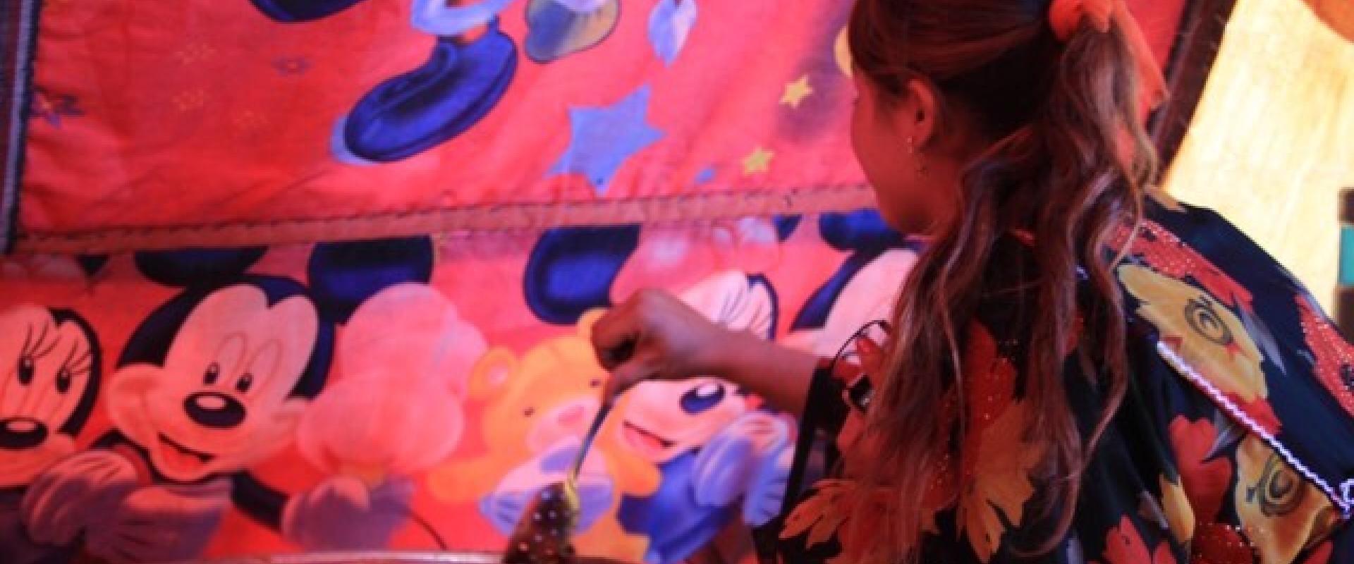 سيدة تركمانية تعد الطعام في خيمتها