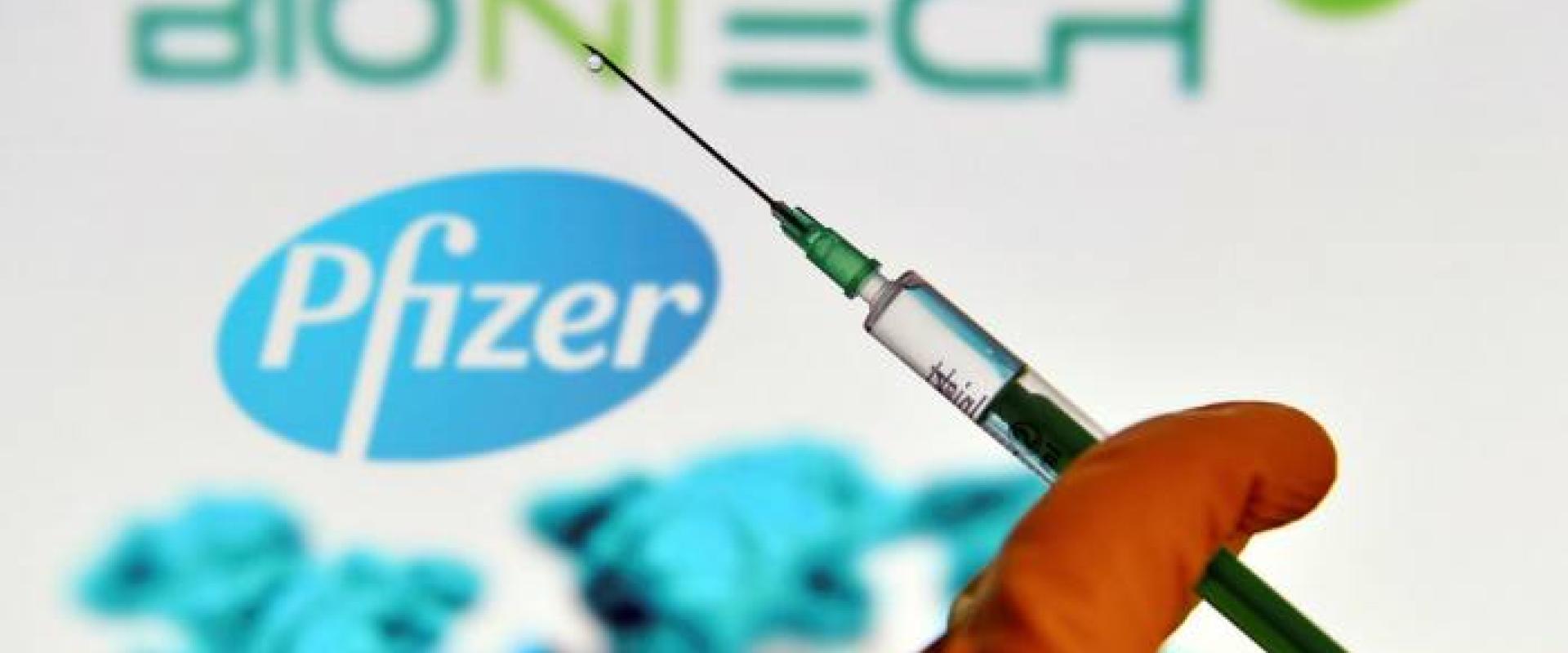 بيونتيك، Pfizer said deliveries of the vaccine were expected to begin by the end of the year © Sven Simon/DPA، الصورة نقلا عن فايننشال تايمز