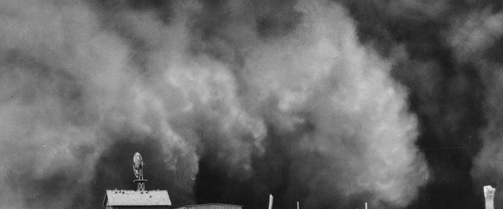 خلال السنوات التي عُرفت باسم وعاء الغبار في الولايات المتحدة، تلقن العلماء الأميركيون دروسًا ما زالت مفيدة في تحسين الممارسات الزراعية حتى الآن. هذه صورة التقطت في العام 1935 لعاصفة ترابية وهي تضرب مزرعة في أوكلاهوما. (© AP Images)