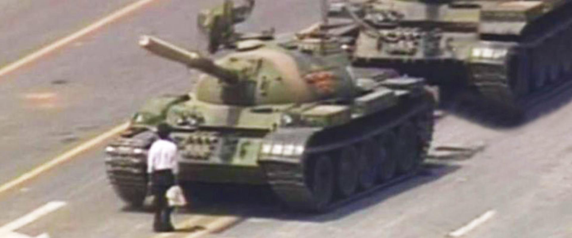 صورة من أحداث ميدان تيانانمن في بكين بجمهورية الصين الشعبية عام 1989