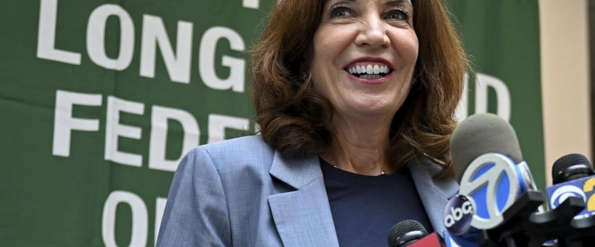 حاكمة نيويورك هوشول ، الصور نقلا عن AP