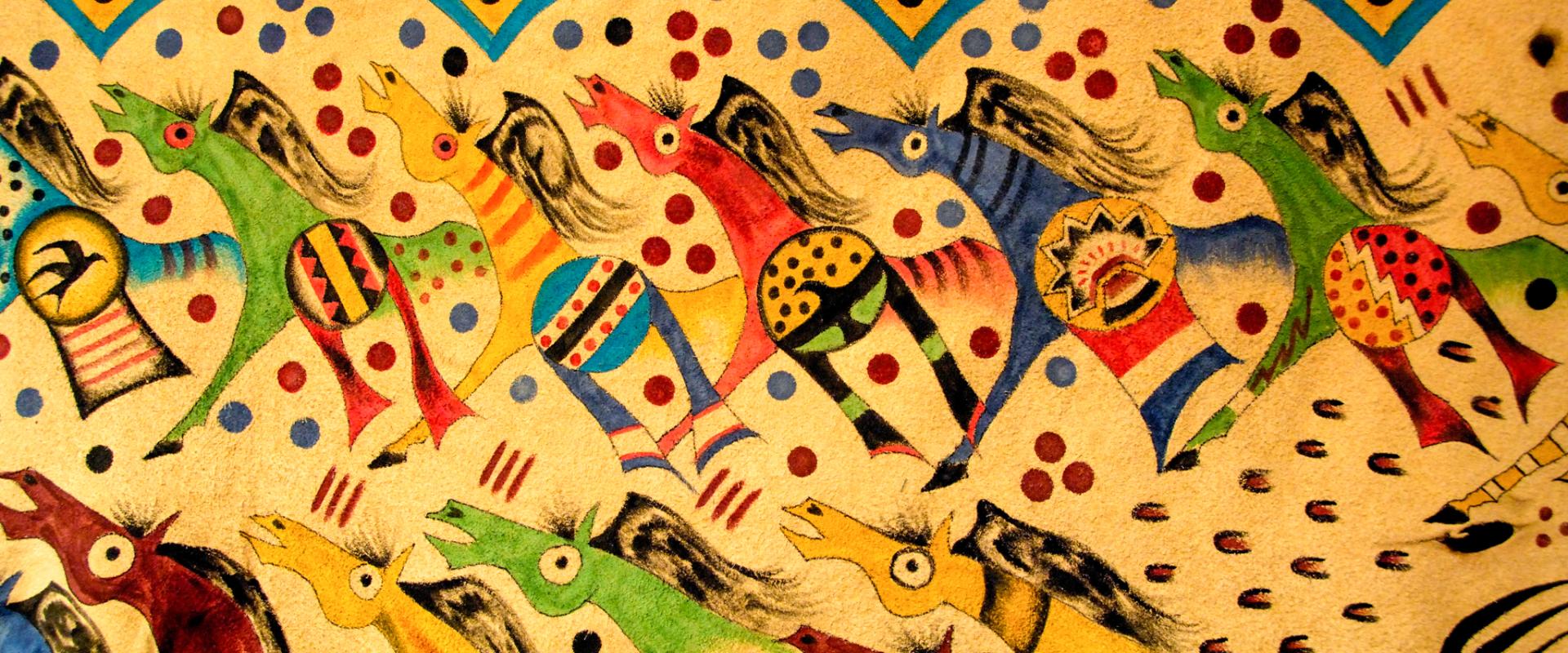 هذه اللوحة من جلد الغزلان لخيول منمنمة رسمها فنان من سكان لاكوتا (سيوكس) من ساوث داكوتا. (© Danita Delimont/Alamy) الصورة نقلا عن شير أمريكا