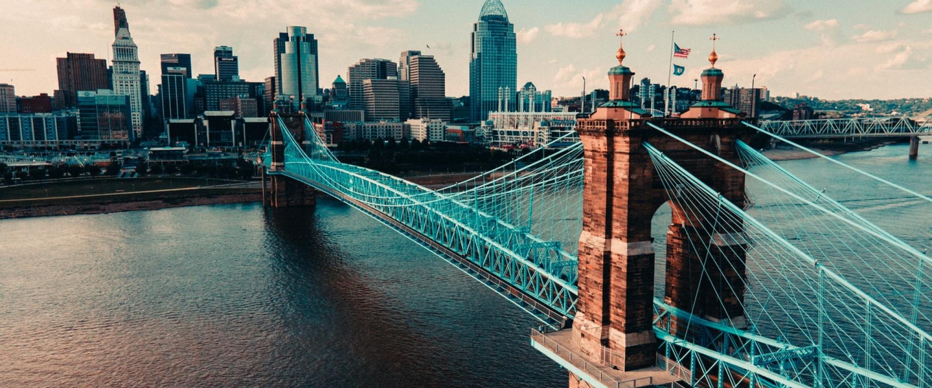 Cityscape of Cincinnati's Roebling bridge ، معلومات عن أوهايو ، صورة لـ Matt Koffel نقلا عن unsplash