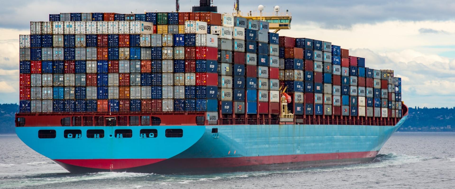 سفينة حاويات ، صورة لـ Ian Taylor نقلا عن unsplash