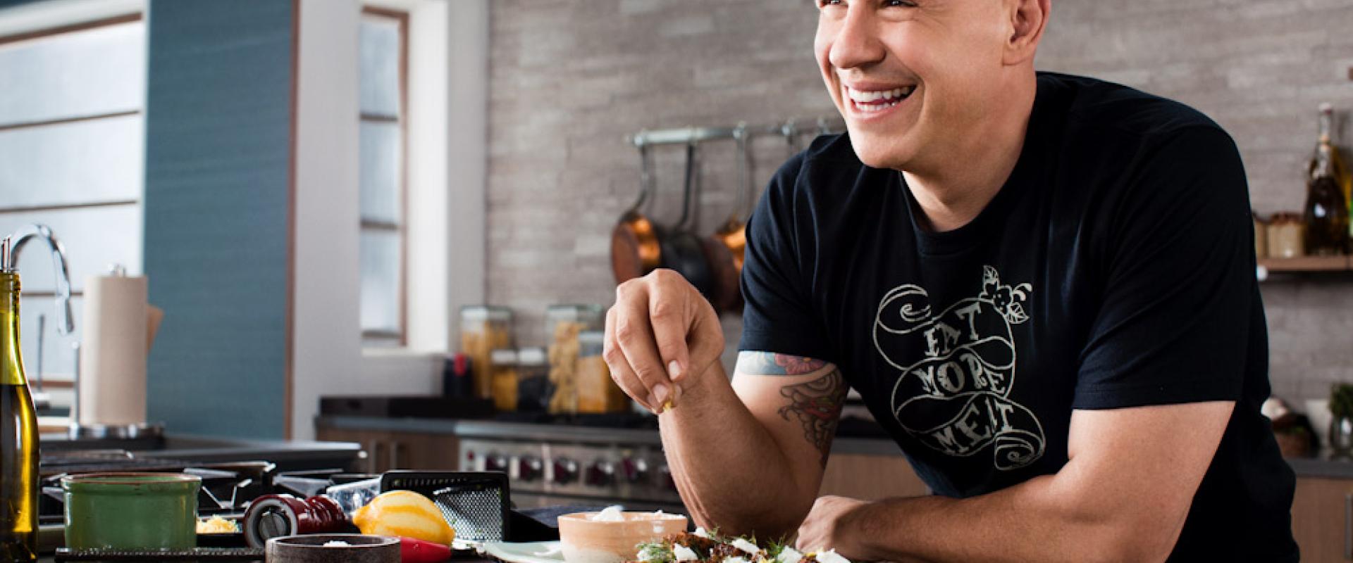 الشخصية التلفزيونية والطاهي الذي يملك مجموعة من المطاعم مايكل سيمون (Michael Symon) الصورة نقلا عن موقعه