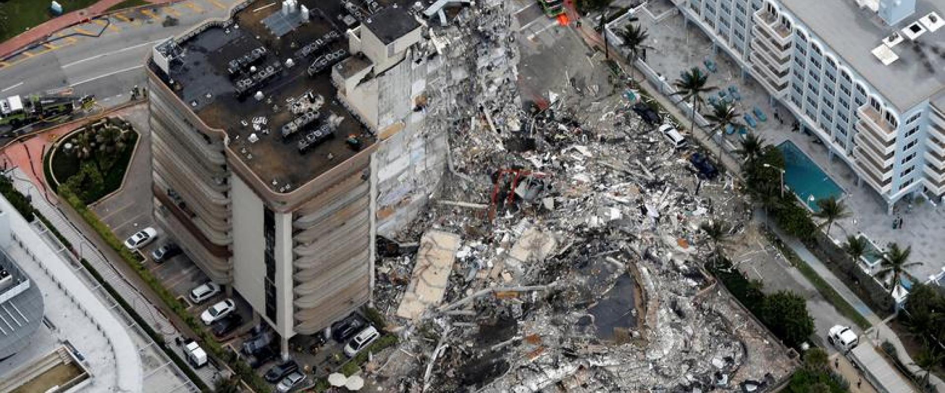 منظر جوي للمبنى الذي انهار في Surfside بالقرب من ميامي بولاية فلوريدا ، الصورة نقلا عن رويترز