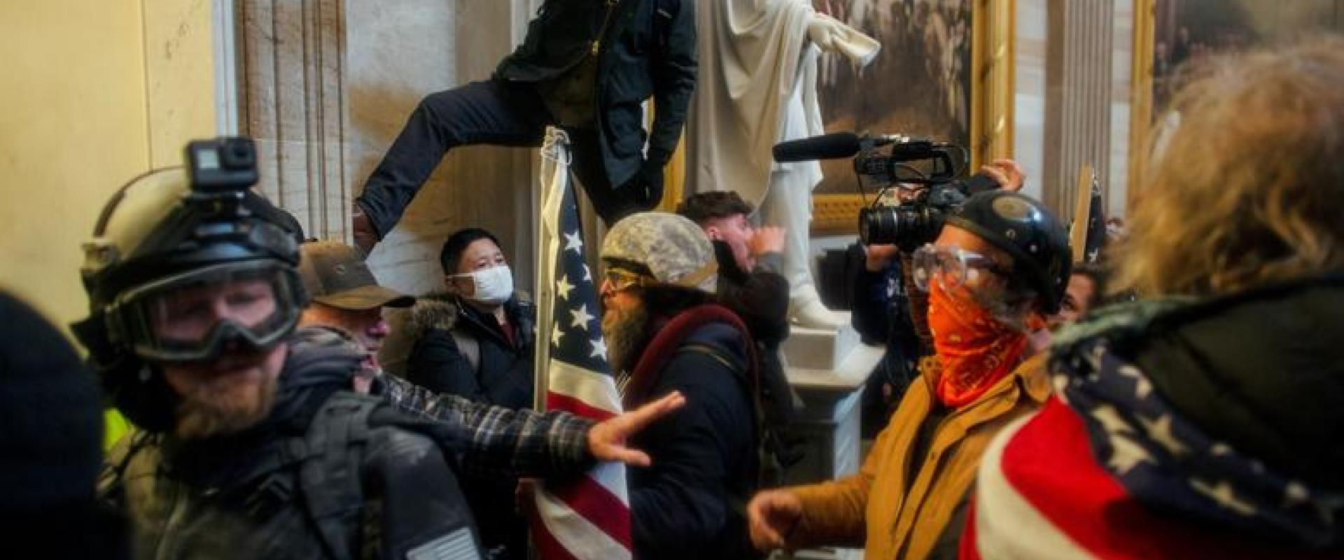 مؤيدو ترامب أِناء اقتحام مبنى الكابيتول الأمريكي اعتراضا على نتائج الانتخابات الرئاسية ، نقلا عن رويترز