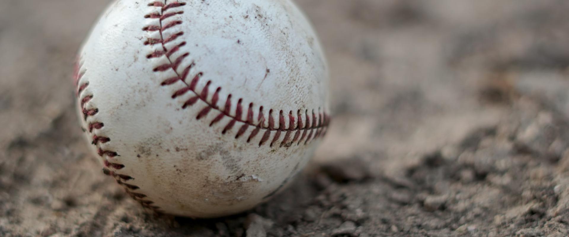 كرة بيسبول ، الصورة لـ Thomas Park من موقع Unsplash