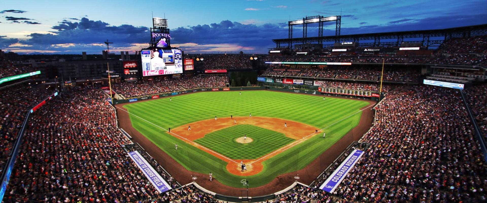 مبلعب بيسبول ، صورة لـ Jakob Rosen من موقع Unsplash