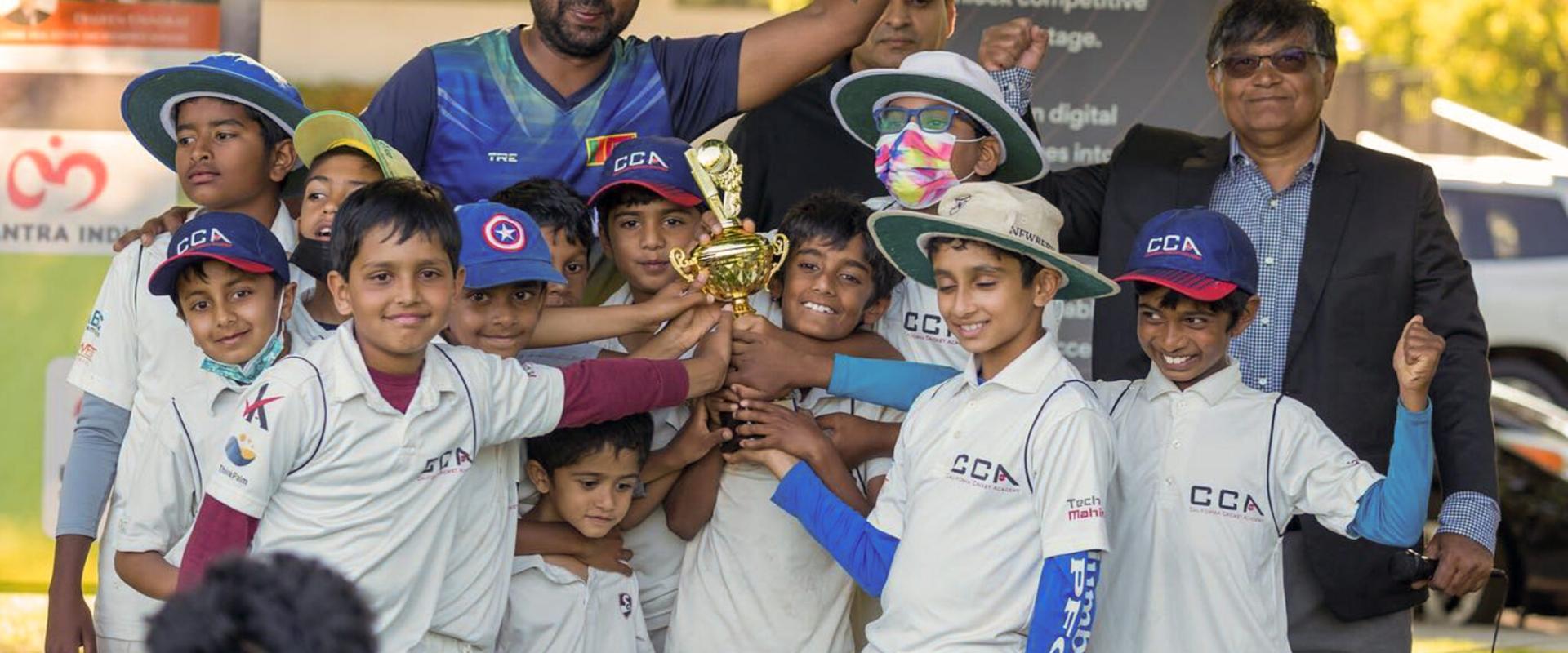 فريق من الفتيان يحتفل في حفل توزيع جوائز مهرجان كاليفورنيا للكريكيت في حزيران/يونيو. (Courtesy of California Cricket Academy) نقلا عن شير أمريكا 