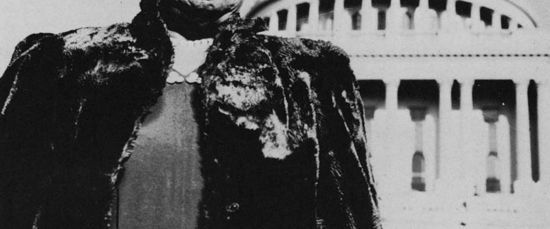 المعلمة والناشطة الأميركية ماري ماكلاود بثون عند مبنى الكابيتول الأميركي، حوالى العام 1950. (© Hutton Archive/Getty Images) - نقلا عن شير أمريكا