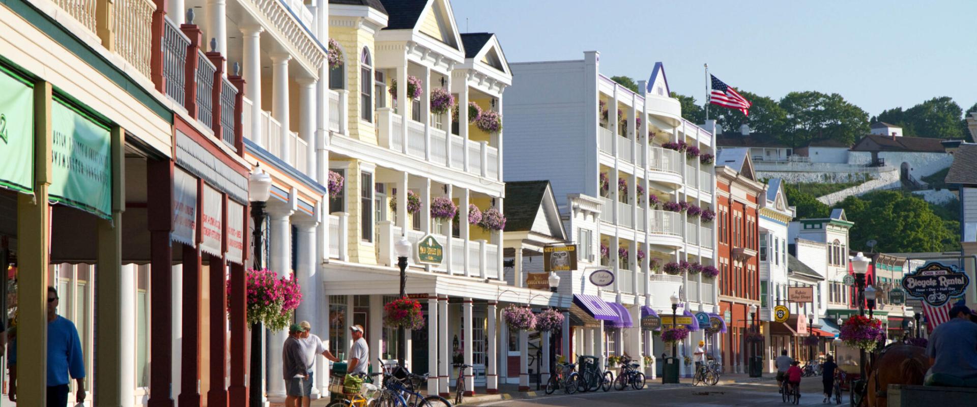 مباني شارع ماركت ستريت في جزيرة ماكيناك الواقعة في بحيرة هورون بولاية ميشيغان. (© David R. Frazier Photolibrary, Inc./Alamy)