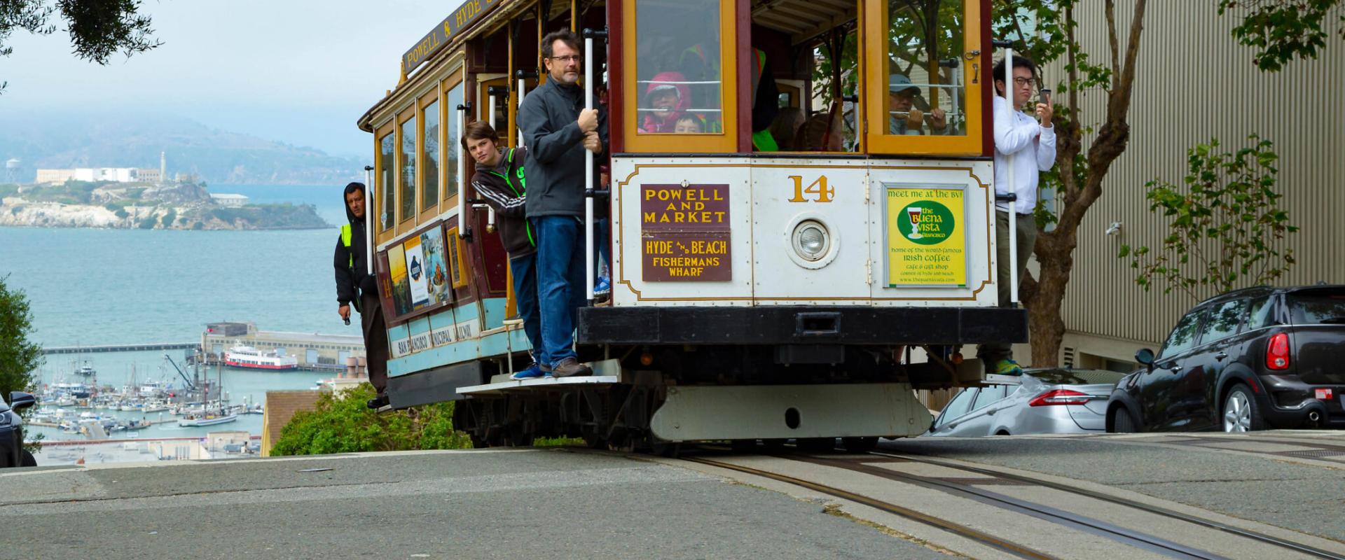 حافلة سان فرانسيسكو الكهربائية رقم 14 على قمة شارع هايد أعلى التل الروسي. (© Andy Myatt/Alamy)
