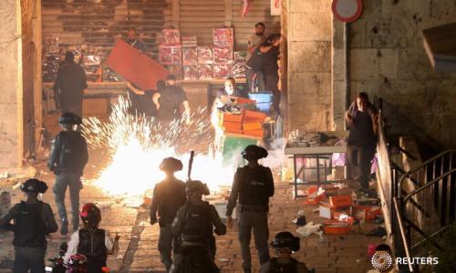 من مواجهات أمس في القدس ، الصورة نقلا عن رويترز من مواجهات أمس في القدس ، الصورة نقلا عن رويترز