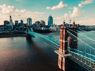 Cityscape of Cincinnati's Roebling bridge ، معلومات عن أوهايو ، صورة لـ Matt Koffel نقلا عن unsplash