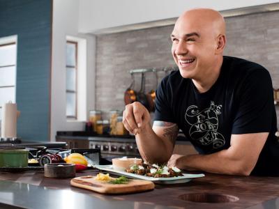 الشخصية التلفزيونية والطاهي الذي يملك مجموعة من المطاعم مايكل سيمون (Michael Symon) الصورة نقلا عن موقعه