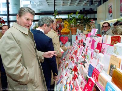 رونالد ريغان يختار بطاقة عيد الحب لزوجته في متجر بواشنطن العاصمة في 14 شباط/فبراير 1983. (Ronald Reagan Presidential Library/National Archives and Records Administration)
