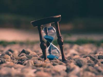 ساعة رملية ، صورة Aron Visuals من موقع Unsplash