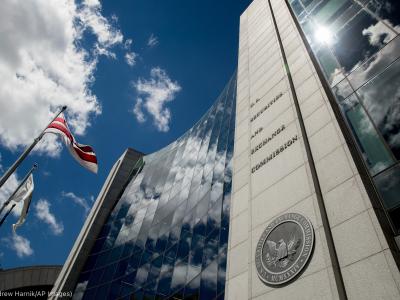 تضع هيئة الأوراق المالية والبورصات الأميركية معلومات عن الشركات المتداولة علنًا في قاعدة بيانات سهلة الاستخدام. (© Andrew Harnik/AP Images)