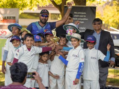 فريق من الفتيان يحتفل في حفل توزيع جوائز مهرجان كاليفورنيا للكريكيت في حزيران/يونيو. (Courtesy of California Cricket Academy) نقلا عن شير أمريكا 